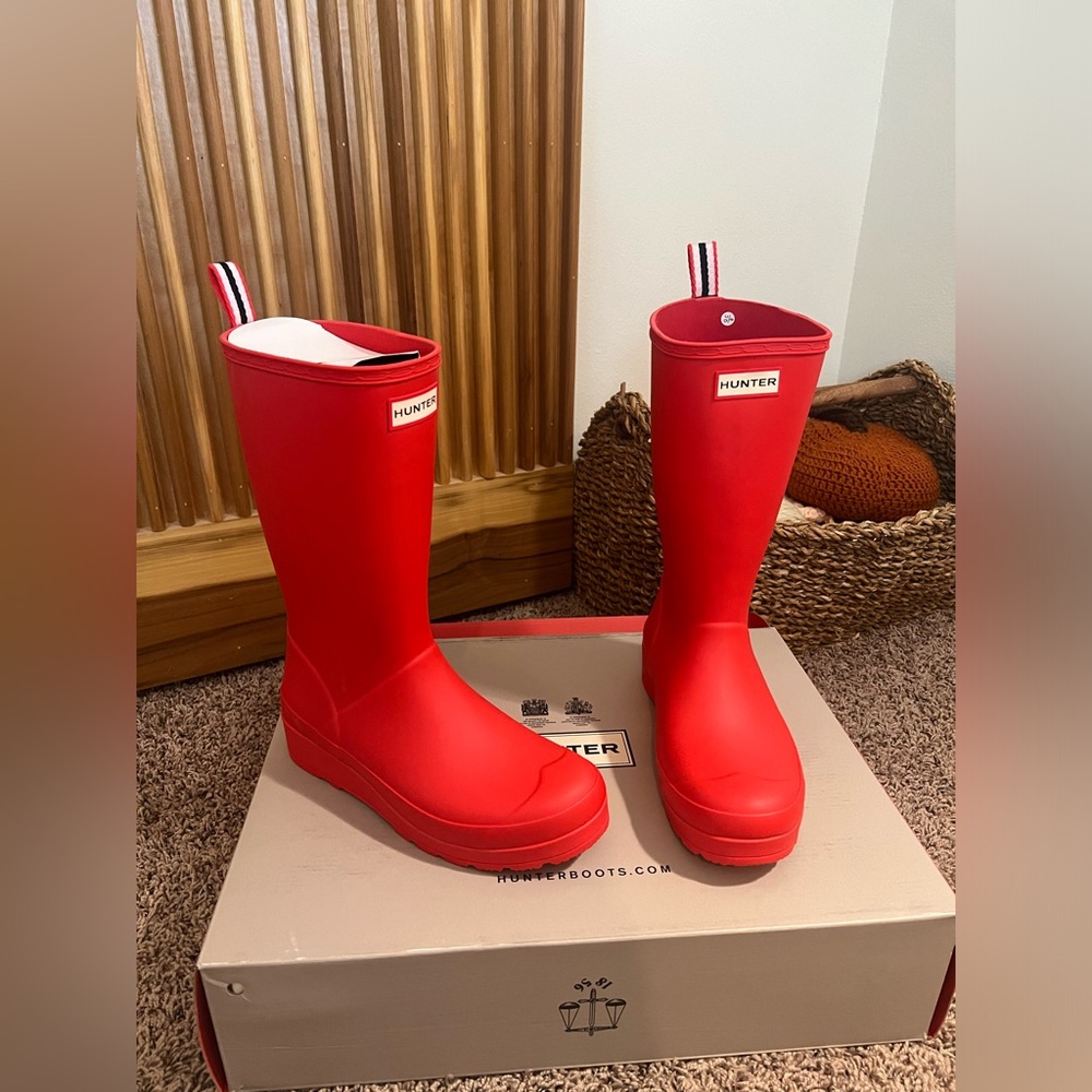 BRAND NEW RED HUNTER PLAY BOOT IN RED, SIZE 8